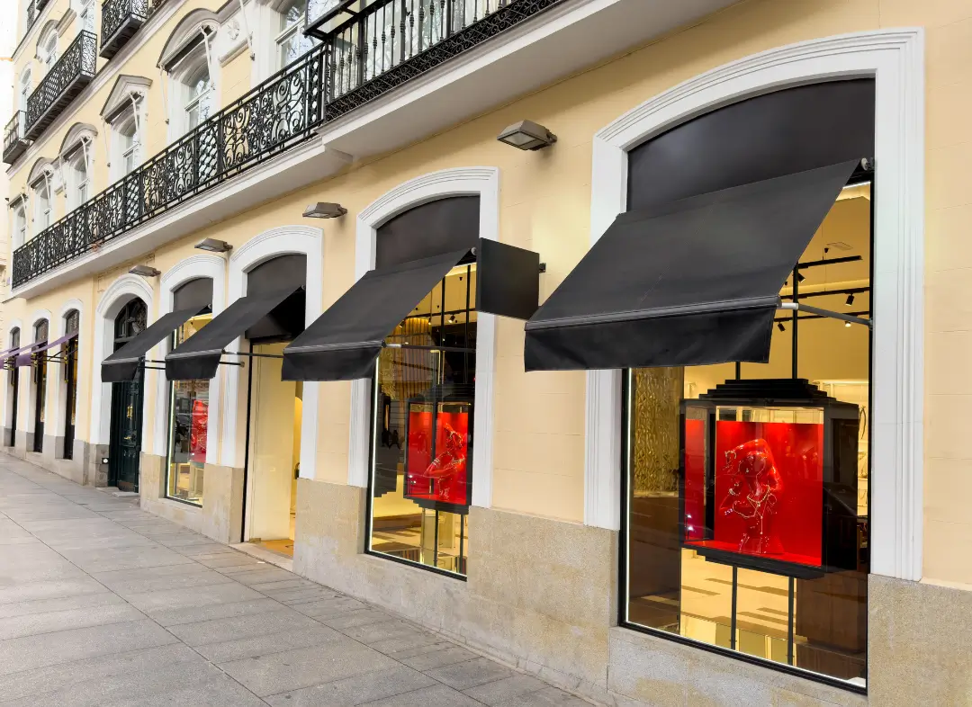 Façade vitrine de magasin en aluminium sur mesure à La Seyne-sur-Mer